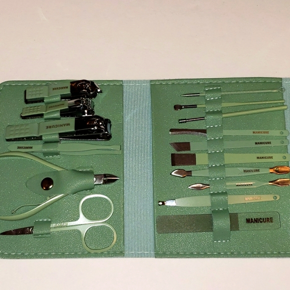16 Pc Make Up Kit & Manicure Set - Picture 2 of 11